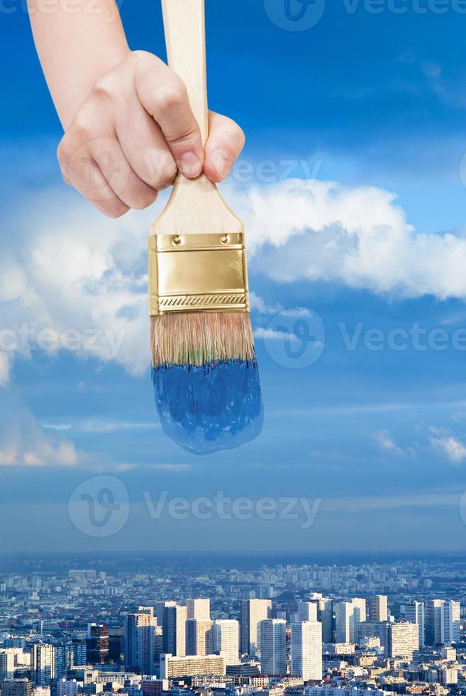 pennello vernici blu cielo al di sopra di blu città foto