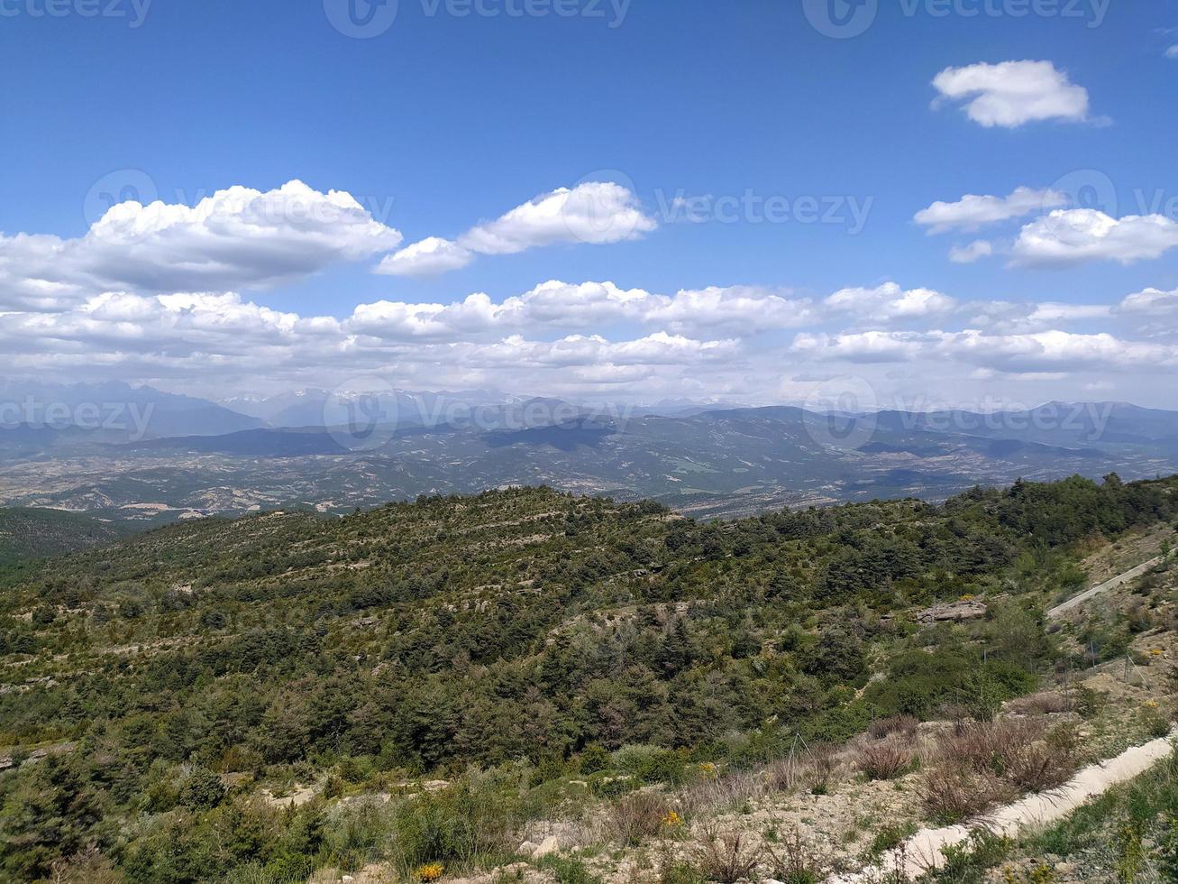 pirenei nazionale parco nel Spagna. montagne e colline coperto con verde foreste. Visualizza a partire dal un' altezza di il panorama di natura. foto