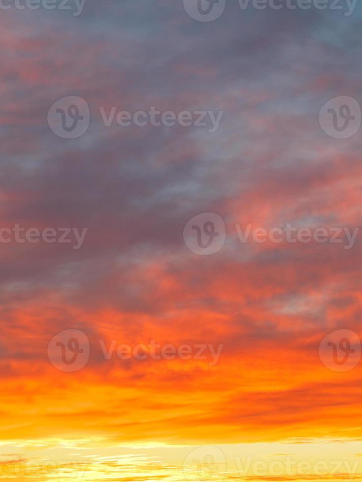 Cloudscape con luminosa giallo nuvole foto