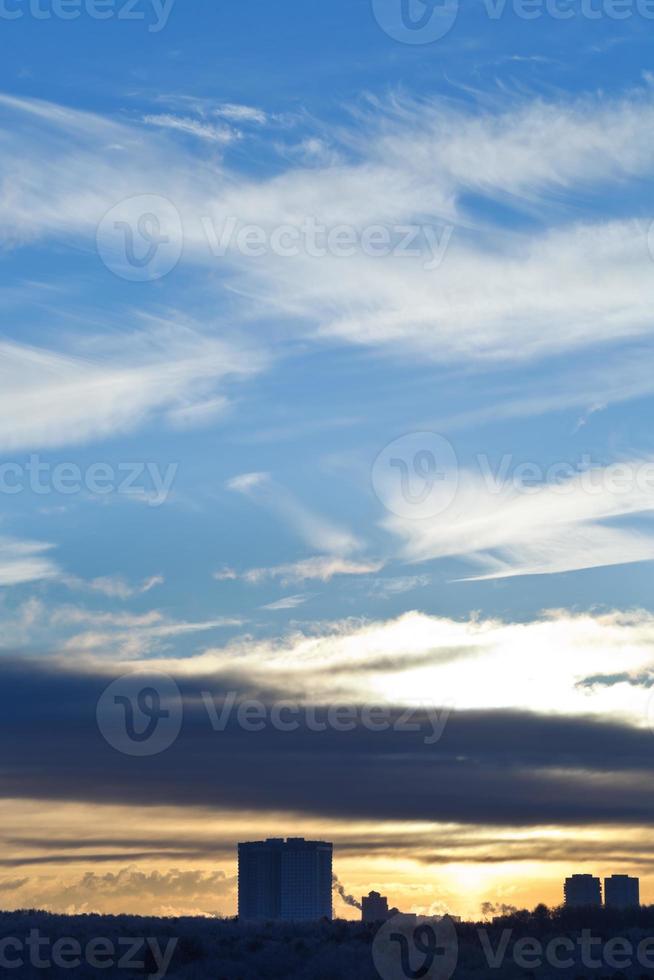 inverno Alba e blu cielo al di sopra di urbano Casa foto