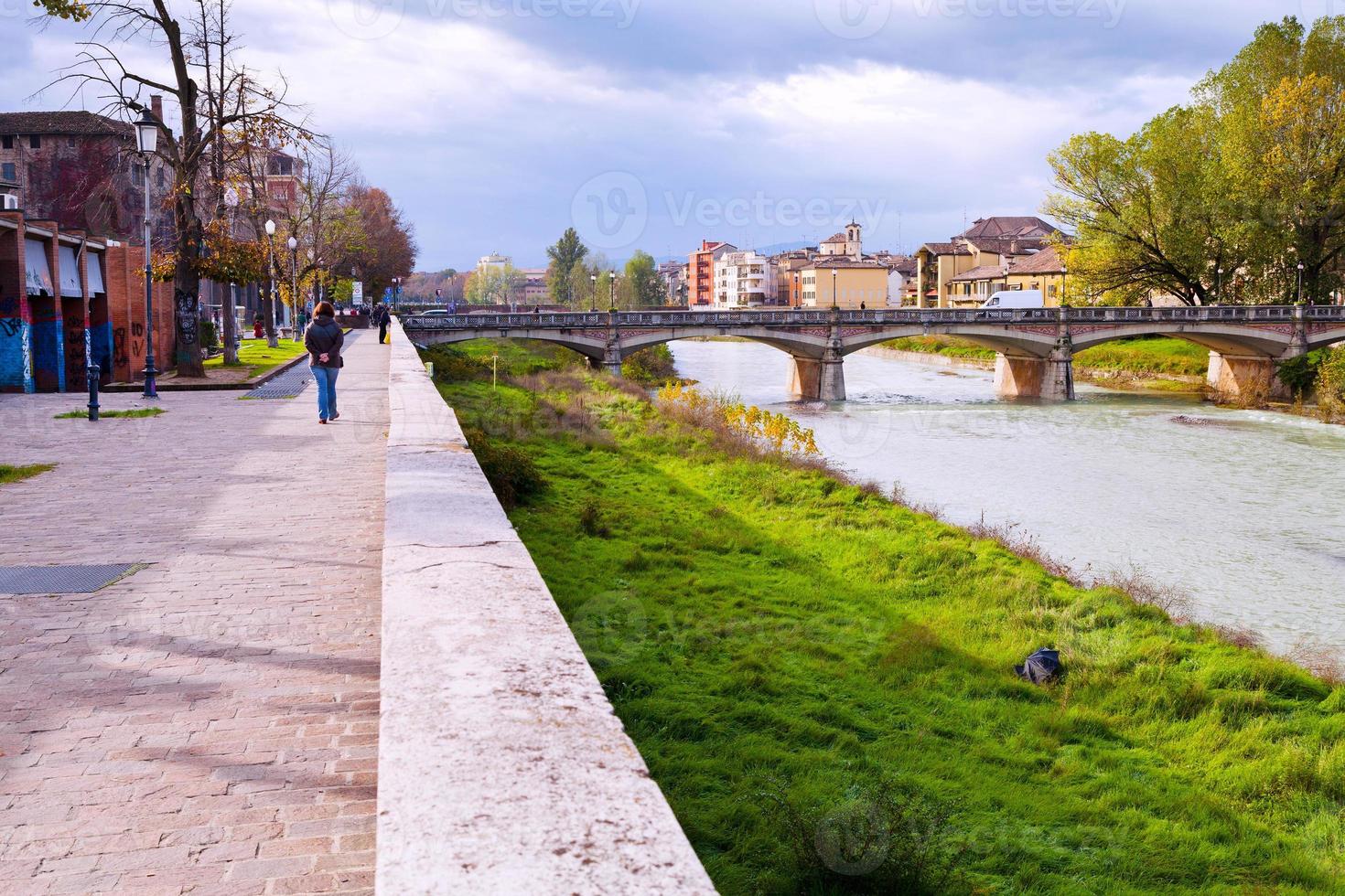 Visualizza di ponte attraverso parma flusso, Italia foto