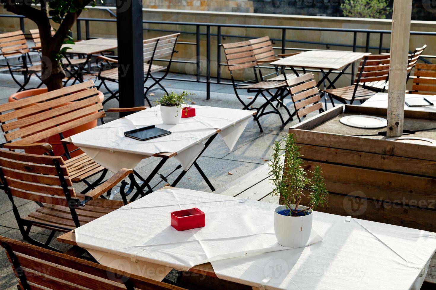 vuoto all'aperto tavoli di lungomare ristorante foto