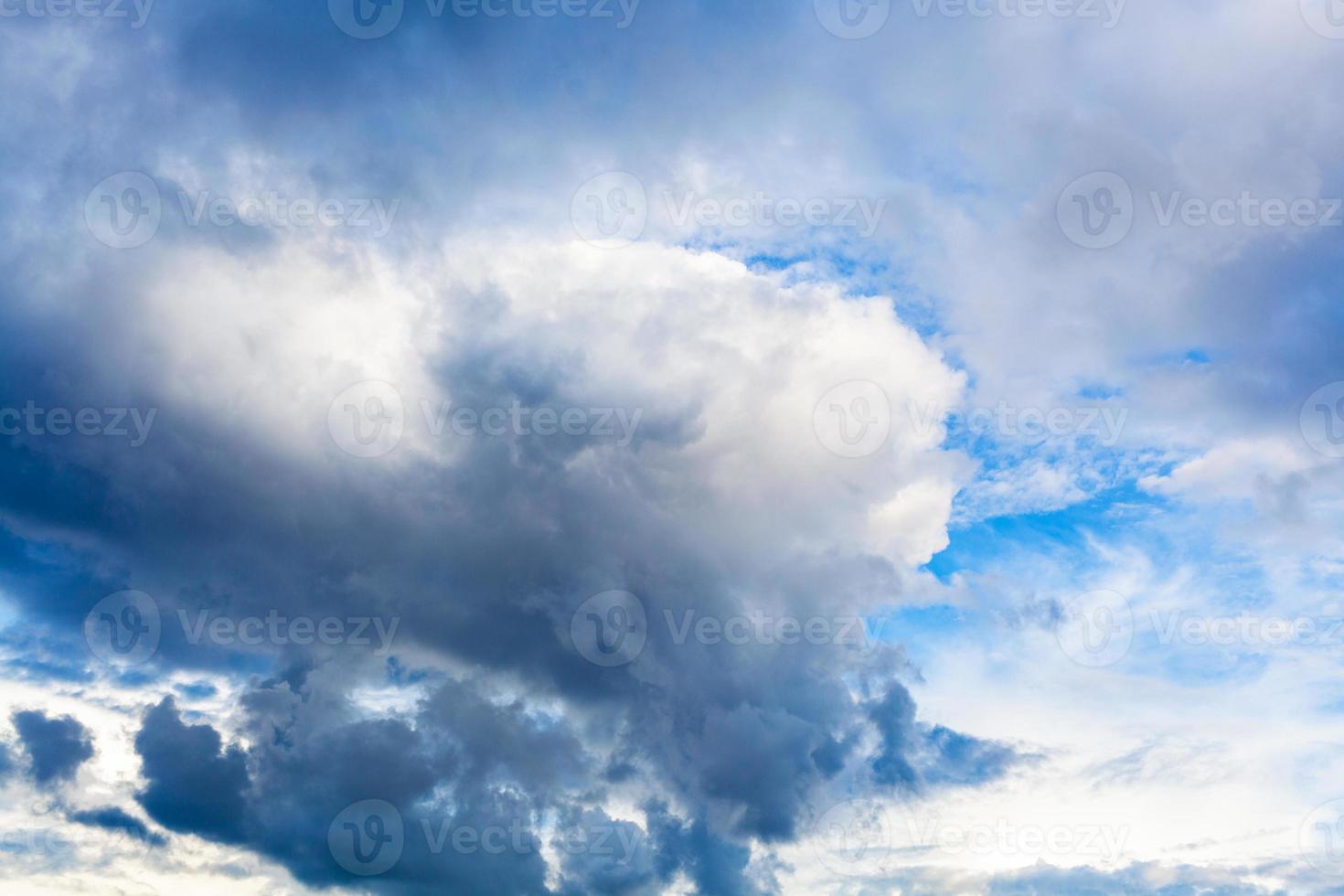 grande buio piovoso nube nel nuvoloso blu cielo foto