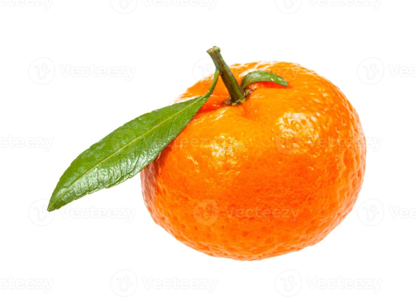 fresco abcaso mandarine con verde foglia isolato foto