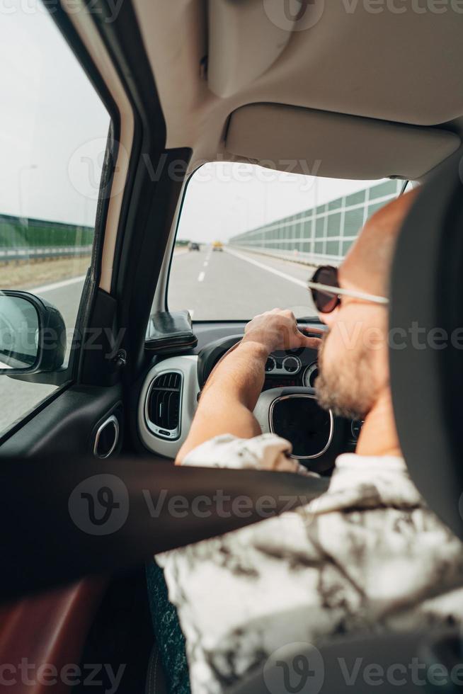 il uomo nel il auto in viaggio su il strada foto