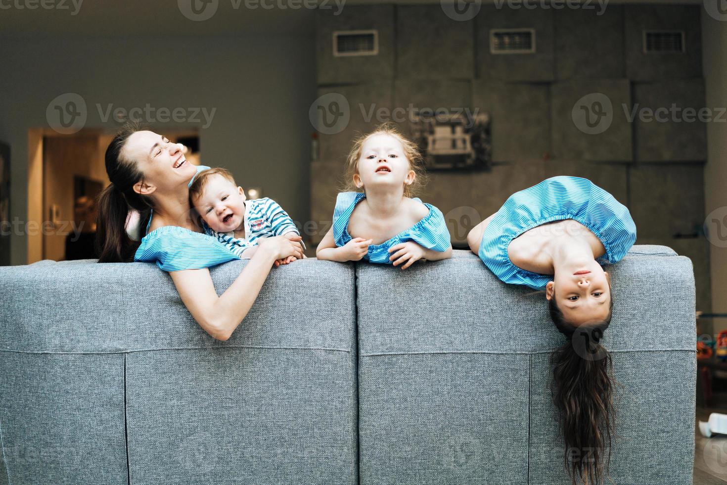 mamma, Due figlie e un' poco figlio su il divano foto