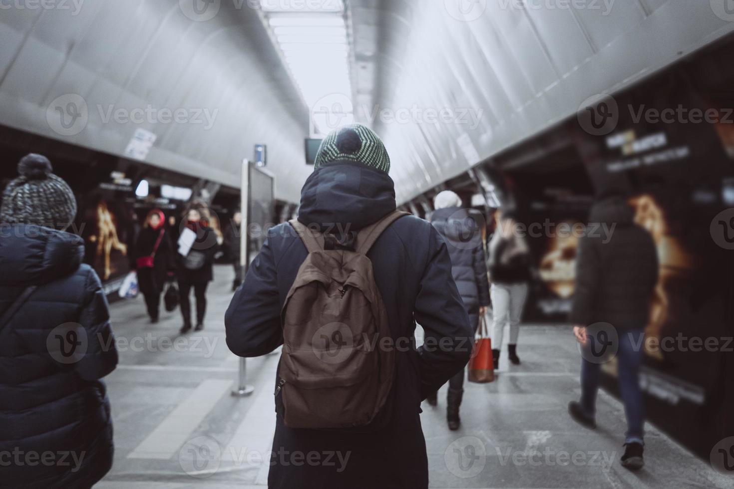 uomo a partire dal il indietro nel il metropolitana. persone nel la metropolitana foto