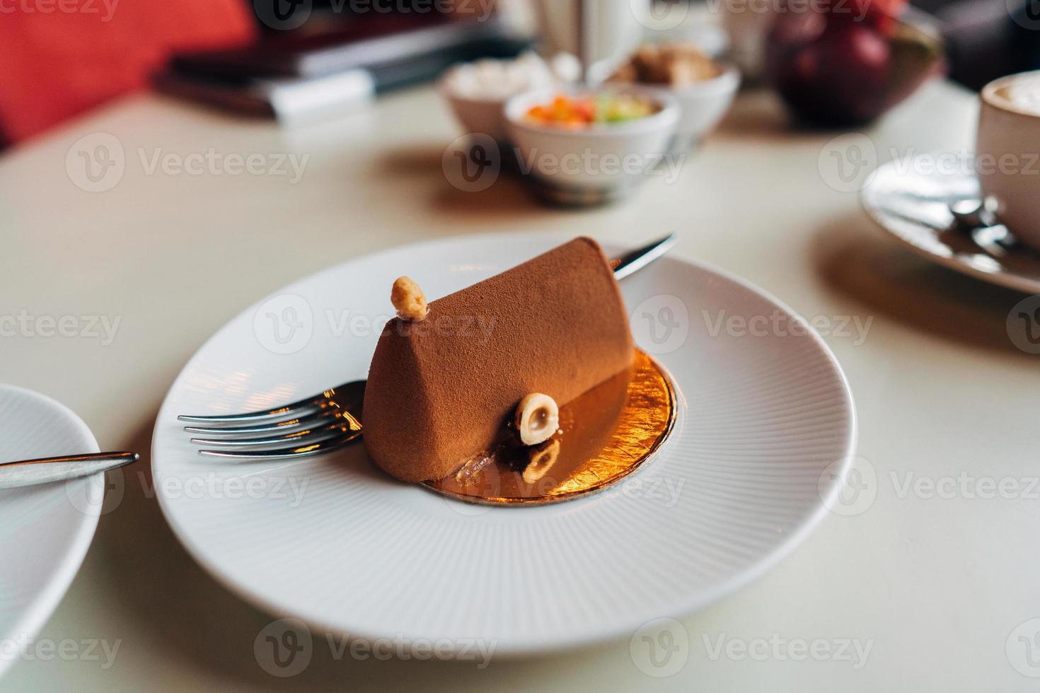 torta al cioccolato su un piatto foto