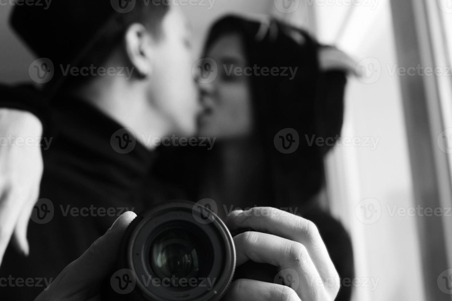 uomo e donna nel nero Abiti baci foto