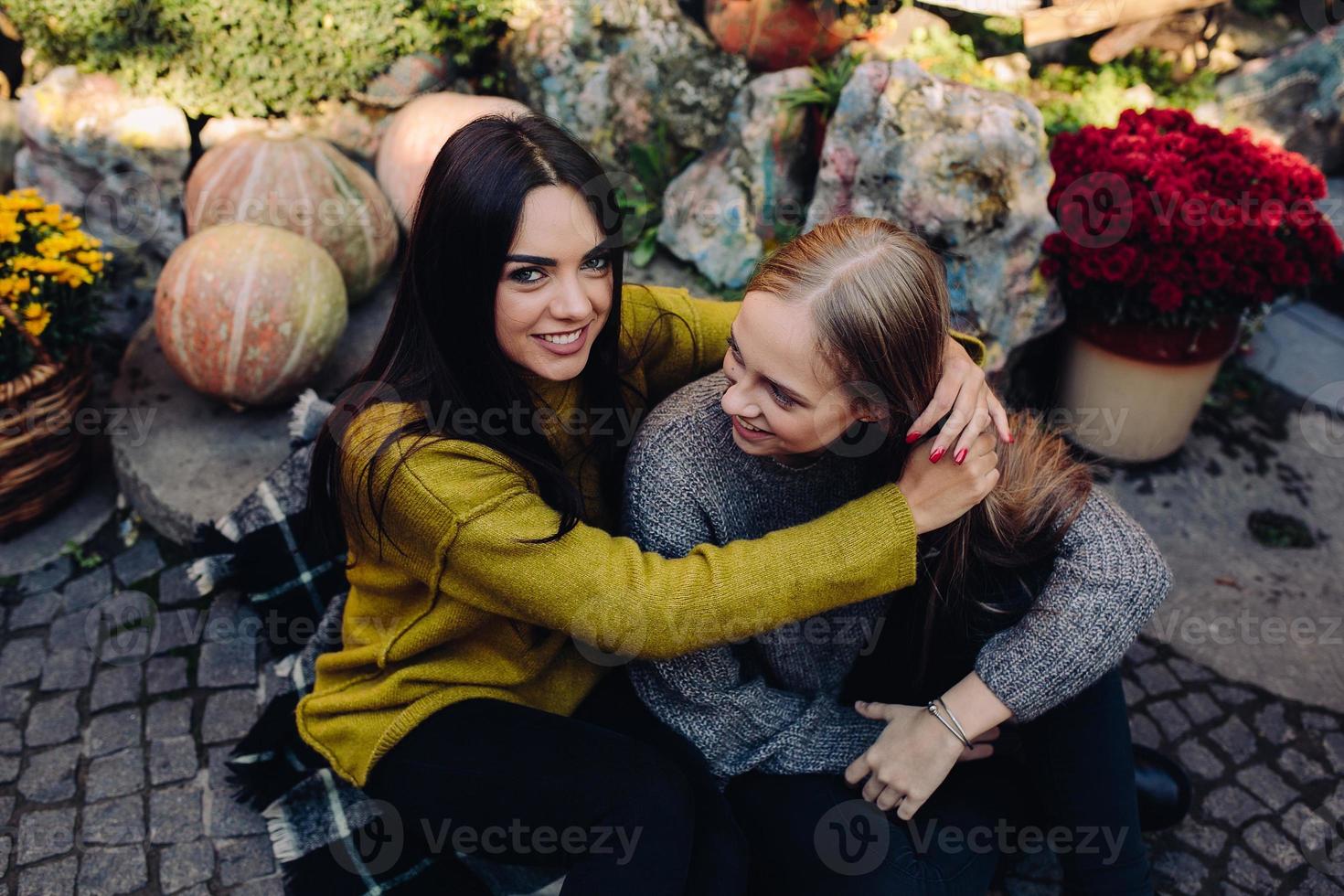 moda ragazze in posa su il strada foto