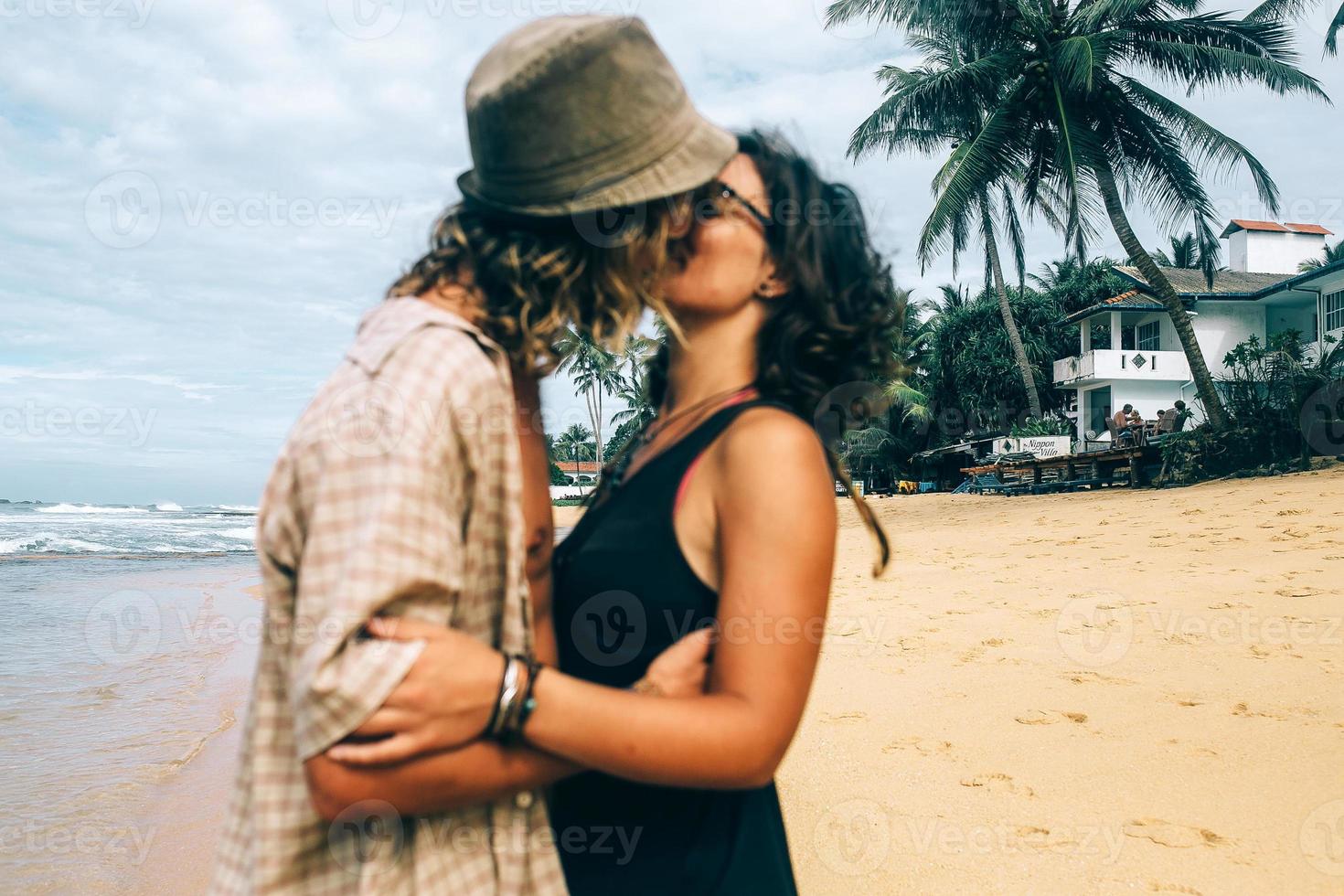 un' tipo e un' ragazza siamo baci su un' spiaggia foto