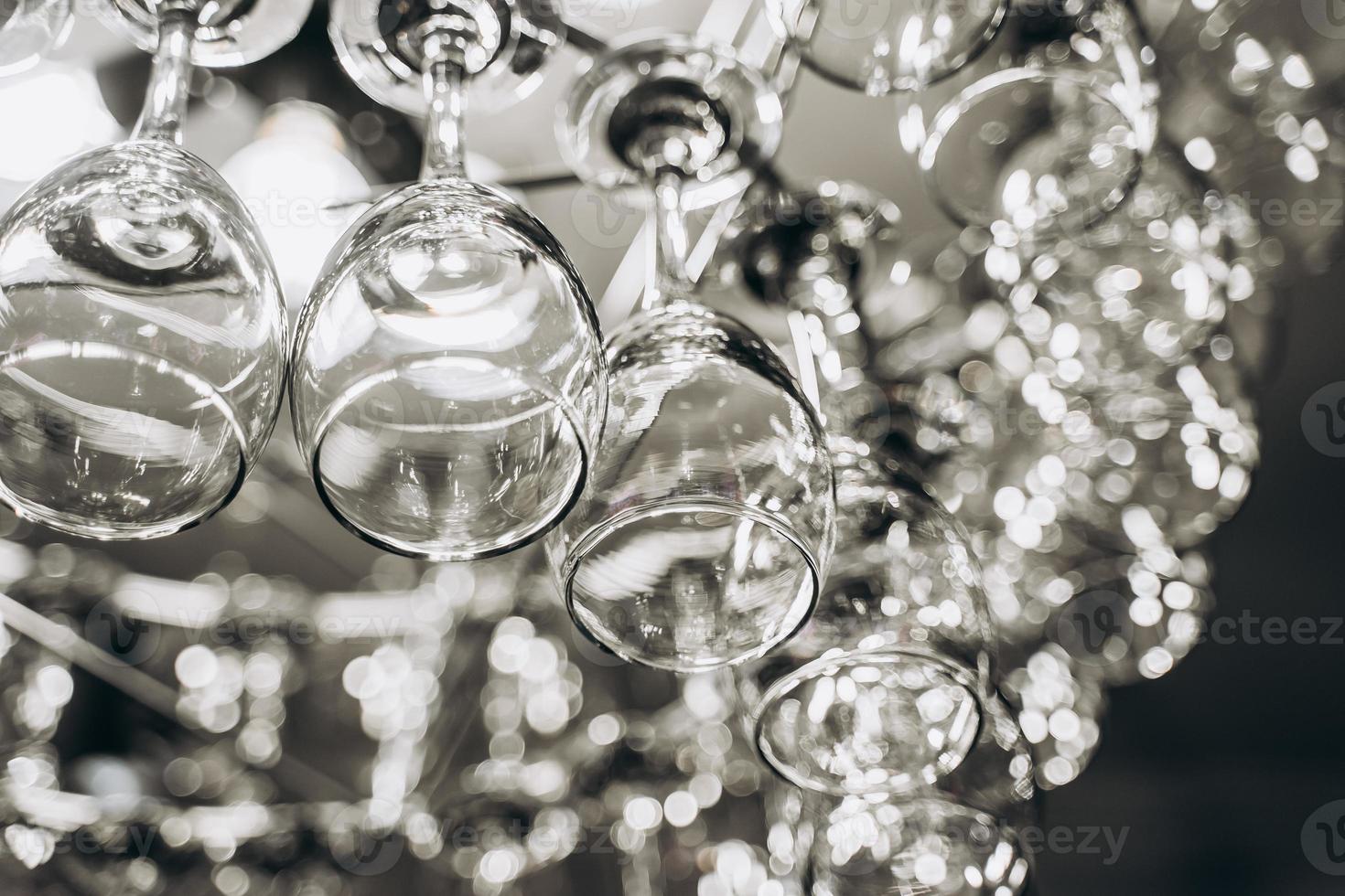 bellissimo lampadario fatto con bicchieri di vino foto