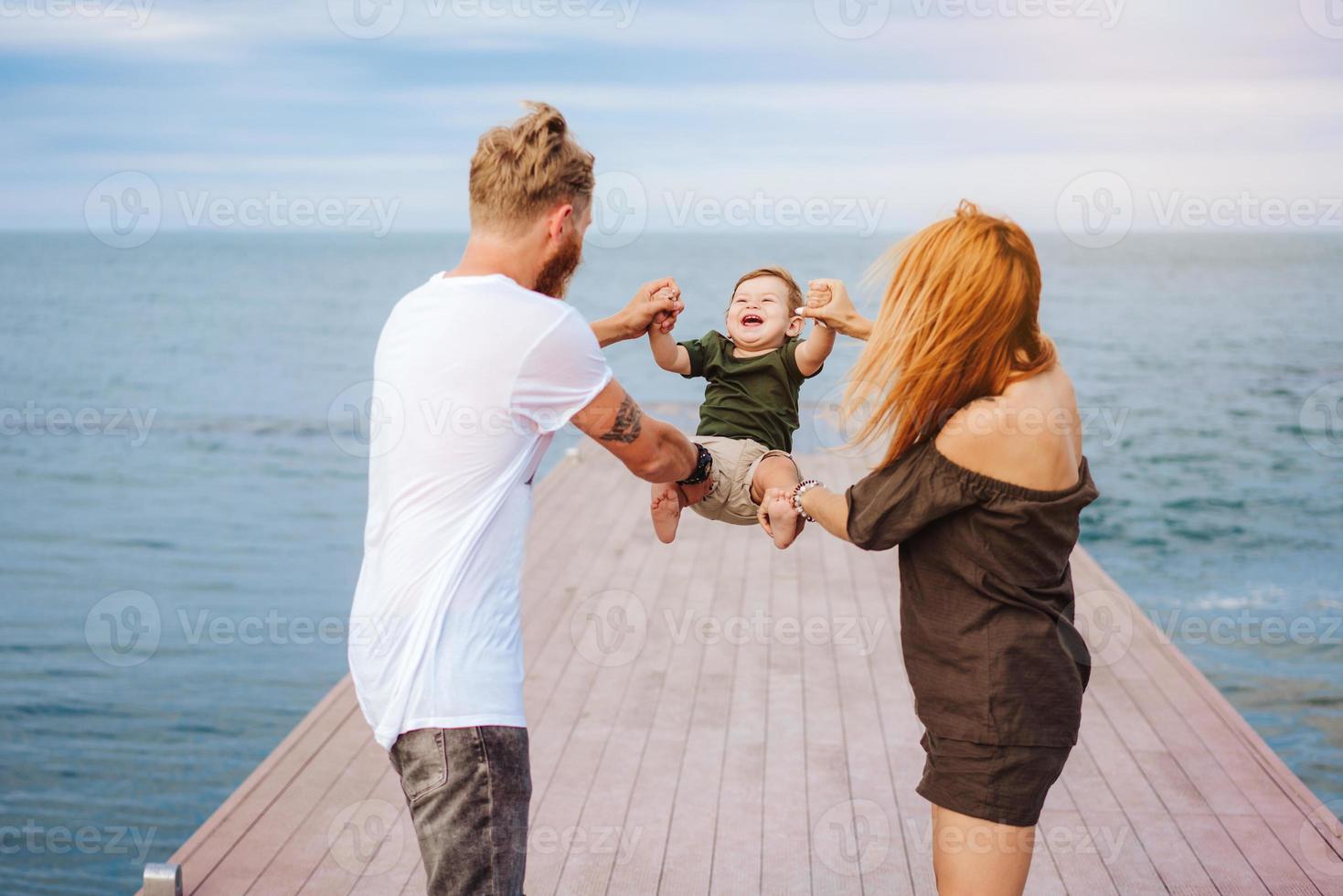 famiglia felice in vacanza foto