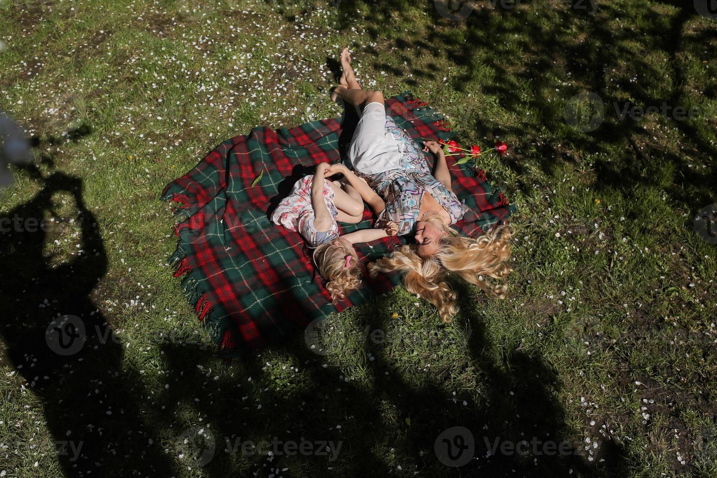 madre e figlia nel il giardino foto