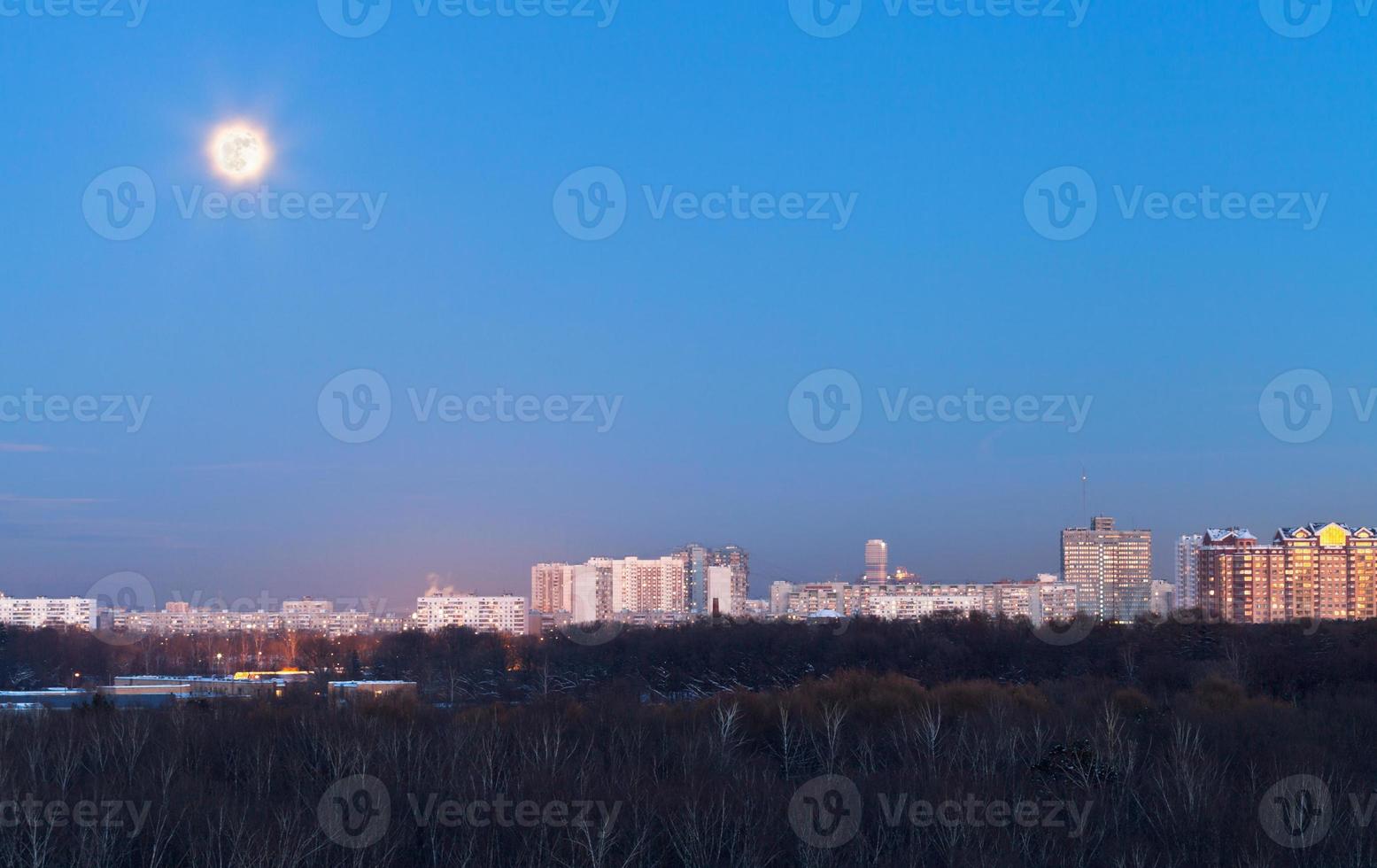 pieno Luna sotto città foto