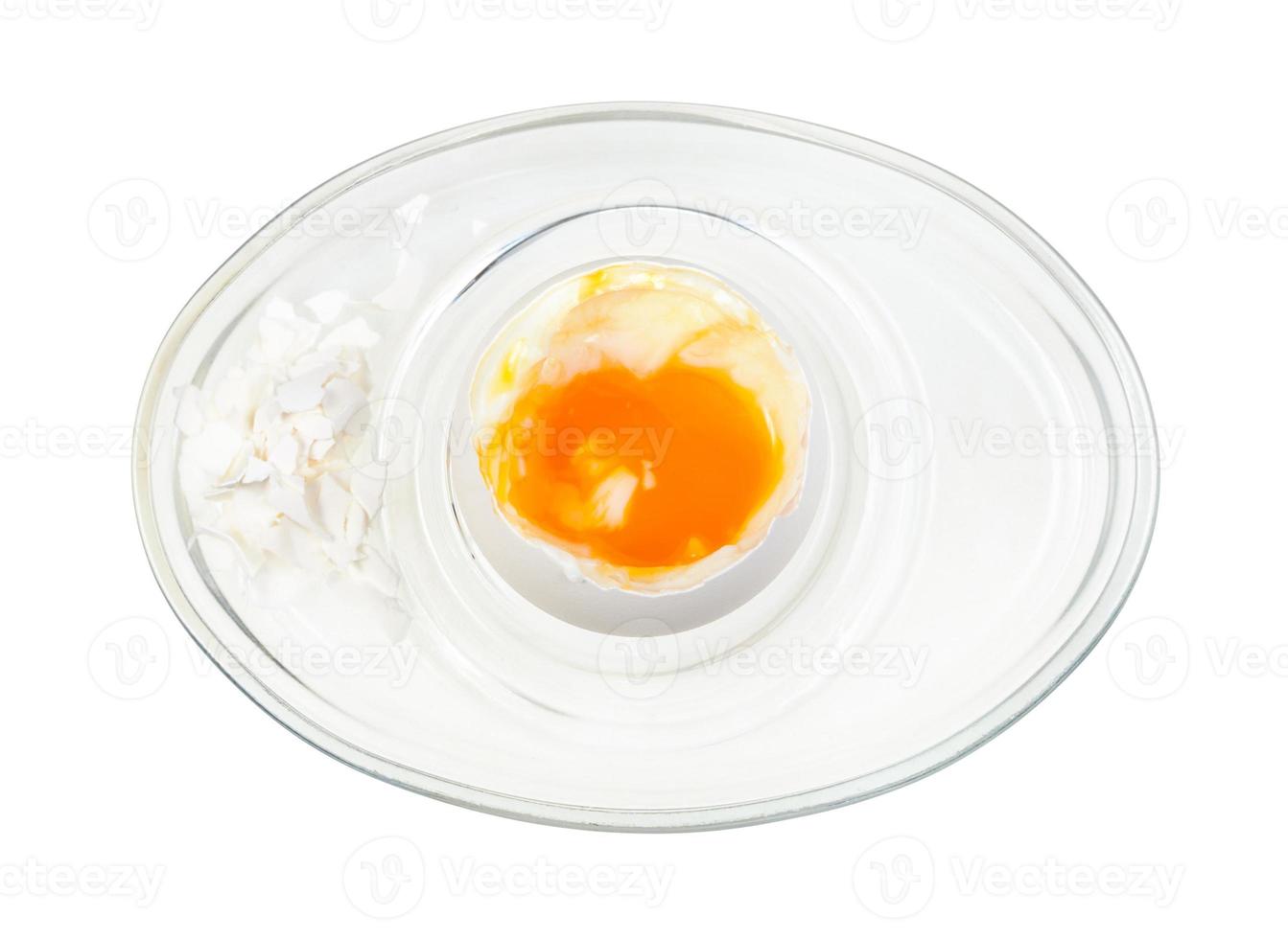 superiore Visualizza di Aperto bollito bianca uovo nel bicchiere uovo tazza foto