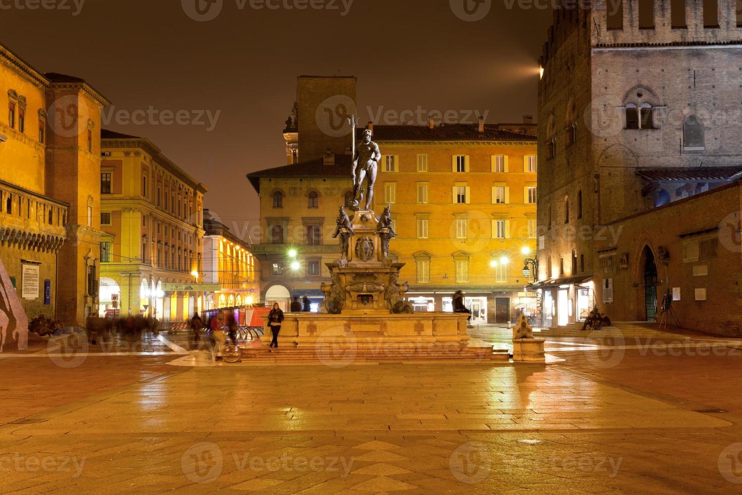 panorama di piazza del nettuno nel bologna a notte foto