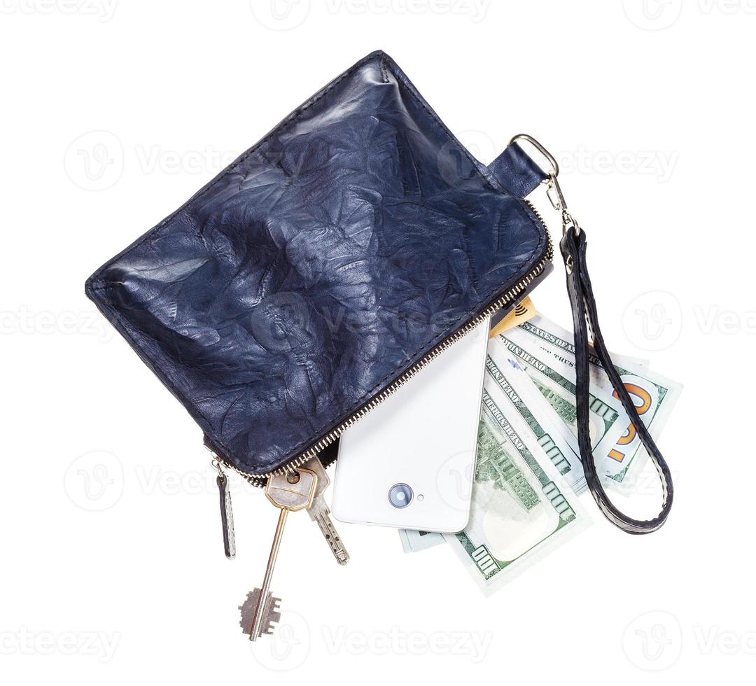 borsa con Telefono, chiavi, carte e dollari isolato foto