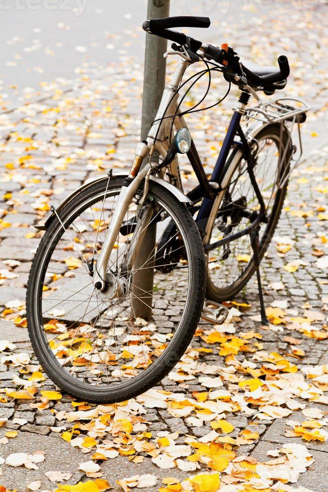 bicicletta parcheggiata su strada foto