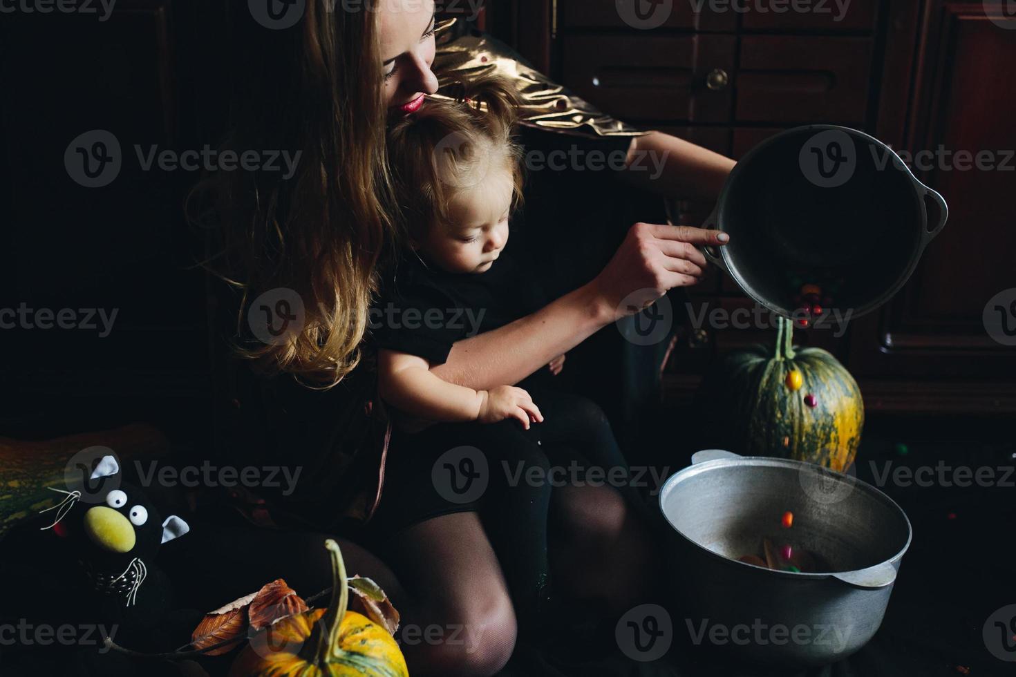 madre e figlia giocando insieme a casa foto