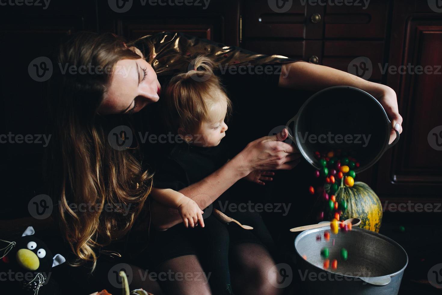 madre e figlia giocando insieme a casa foto