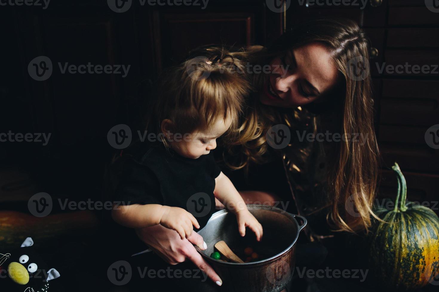 madre e figlia giocando insieme a casa foto