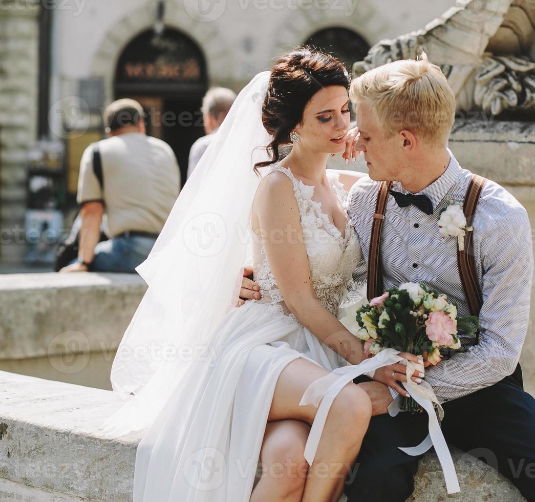 sposa e sposo in posa a il Fontana foto