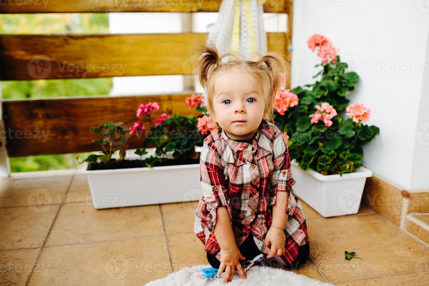 bambina che gioca sul balcone foto