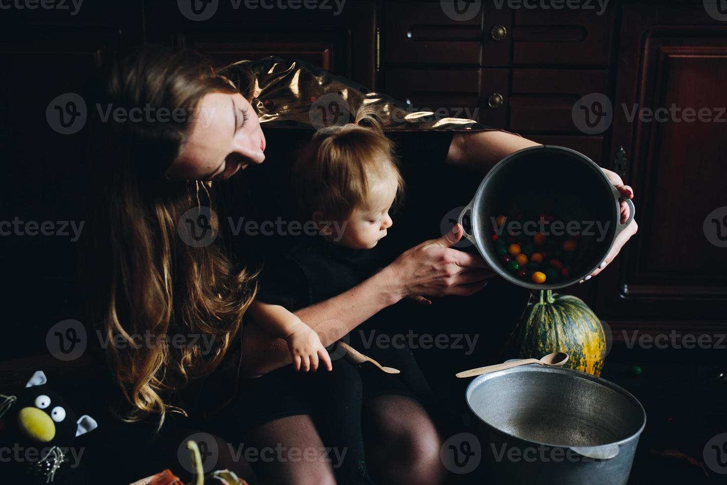 madre e figlia giocando insieme a casa foto