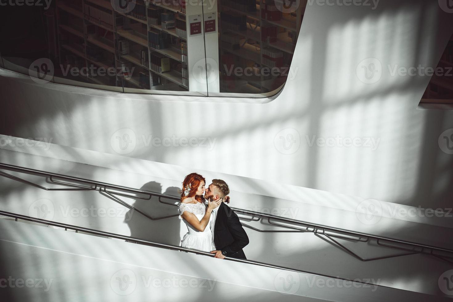 nozze coppia nel un' futuristico edificio foto