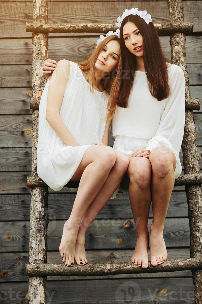 bello ragazze su un' scala foto