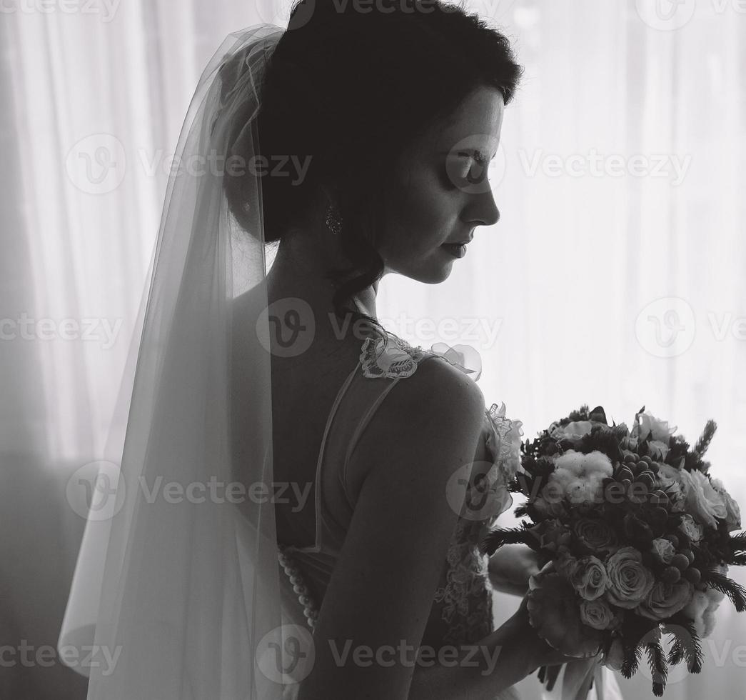 sposa in posa nel un' grande finestra foto