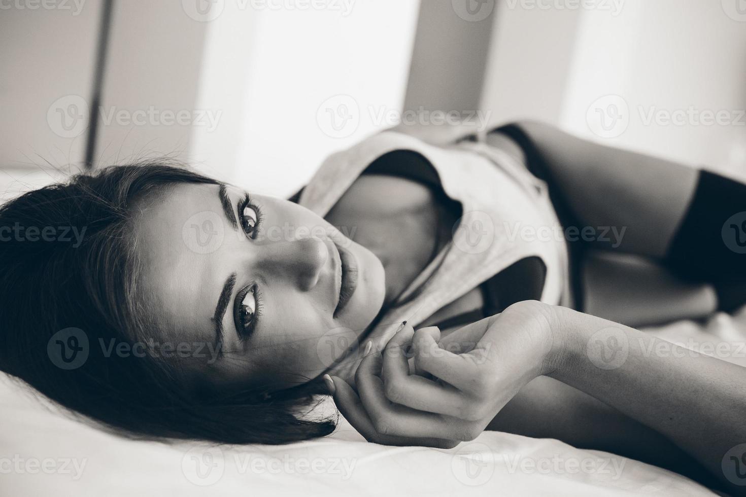 bellissimo giovane ragazza in posa su un' bianca letto foto