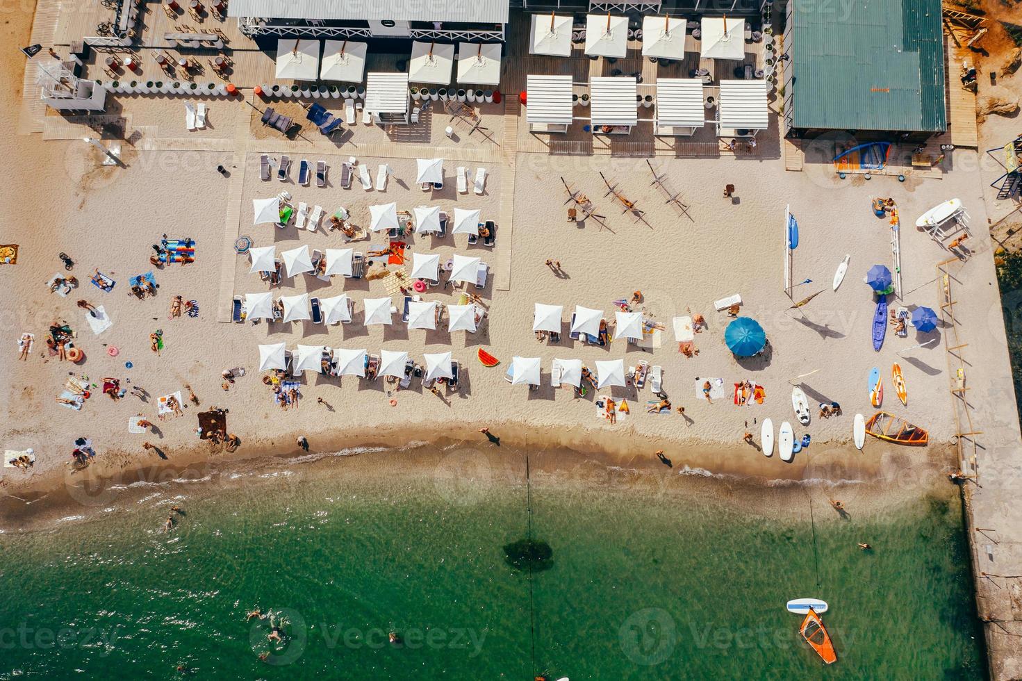 aereo Visualizza di folla di persone su il spiaggia foto