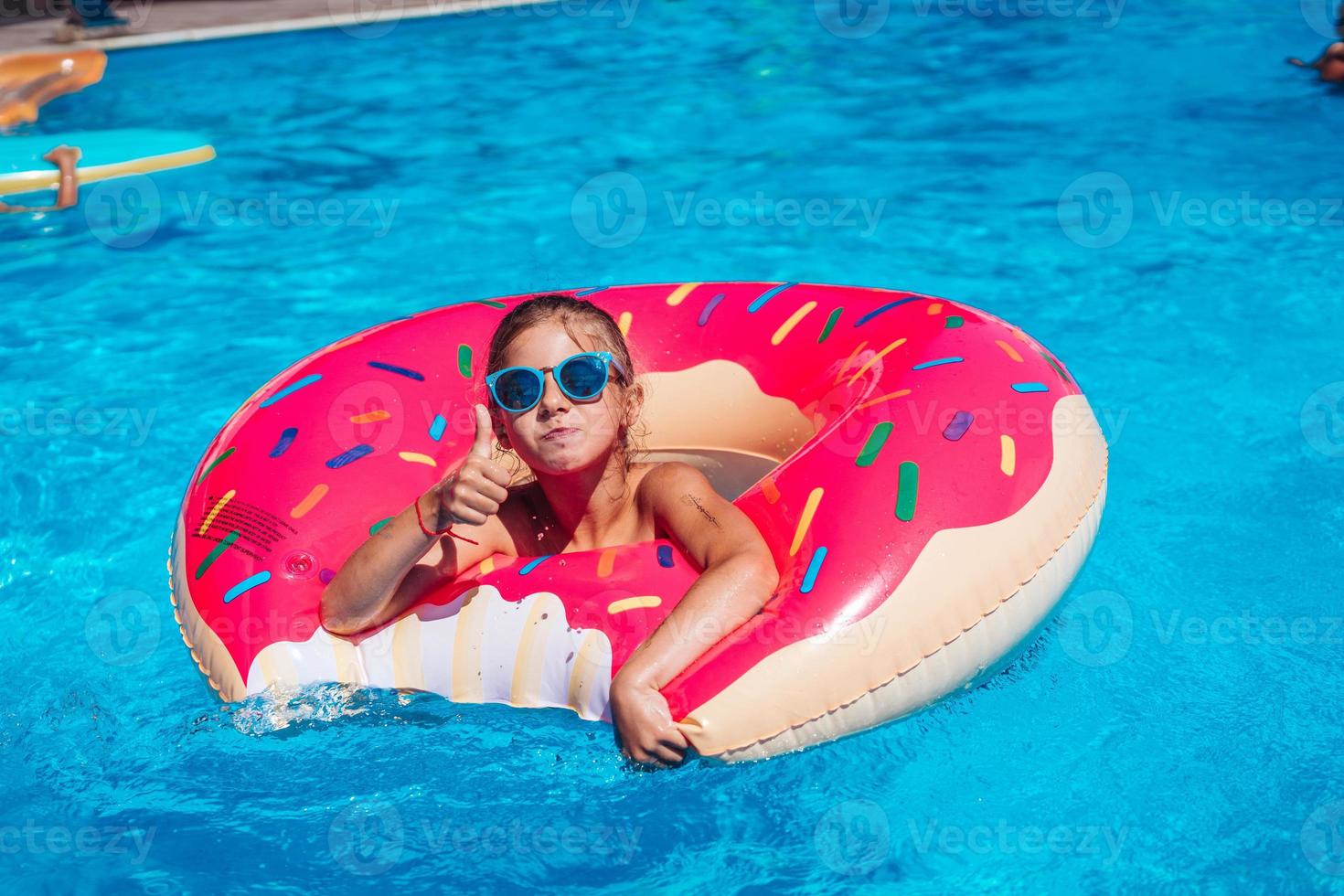 ragazza su gonfiabile squillare nel nuoto piscina foto