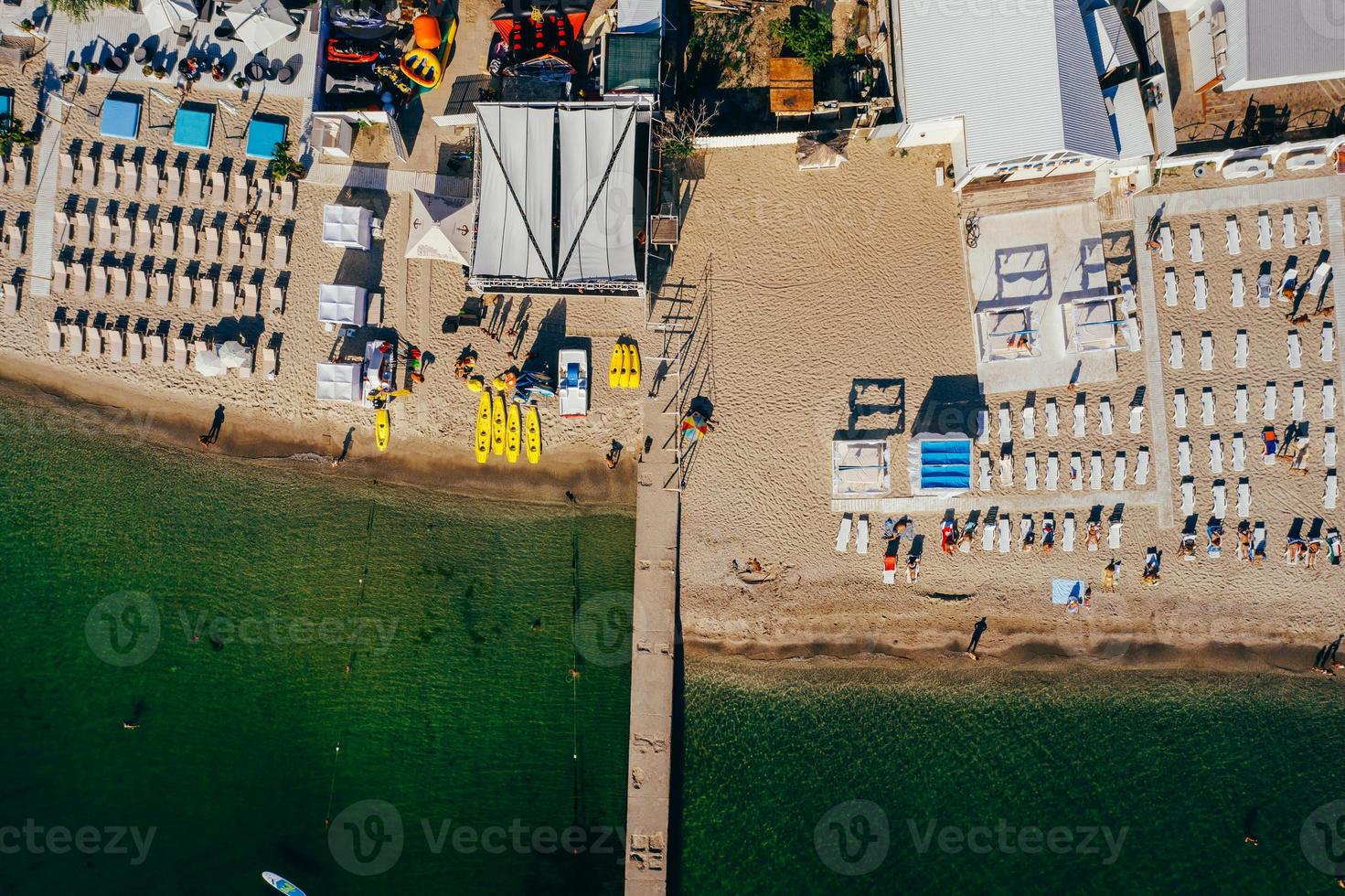 aereo Visualizza di folla di persone su il spiaggia foto