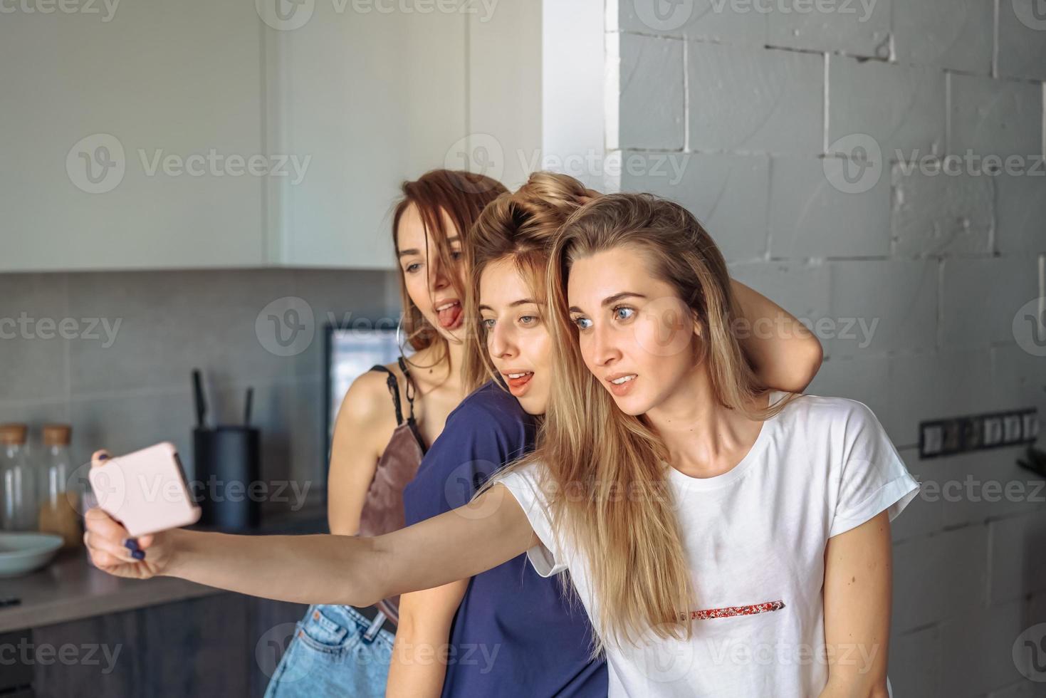 ragazze prendere selfy su il Telefono foto