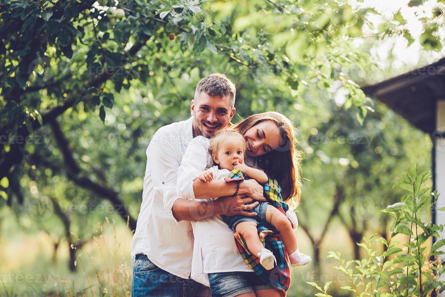 papà, mamma e poco ragazza su il azienda agricola foto