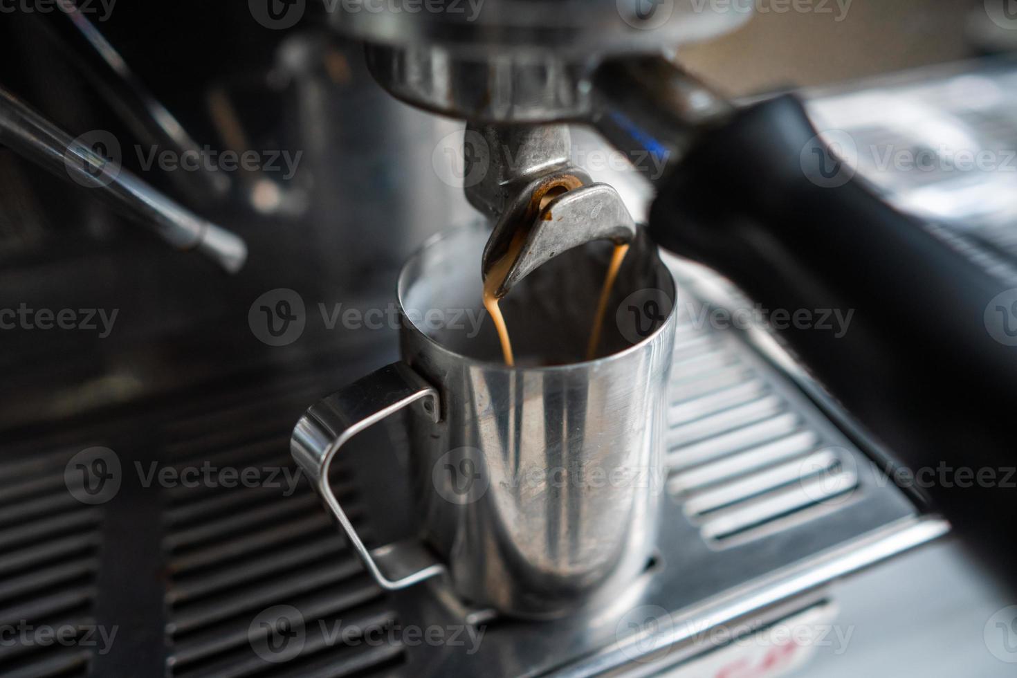 rendere caffè espresso con un' caffè macchina. foto