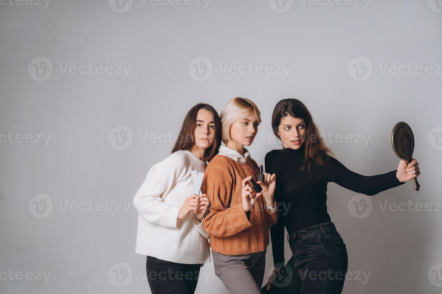 tre bellissimo giovane ragazze in posa per il telecamera foto