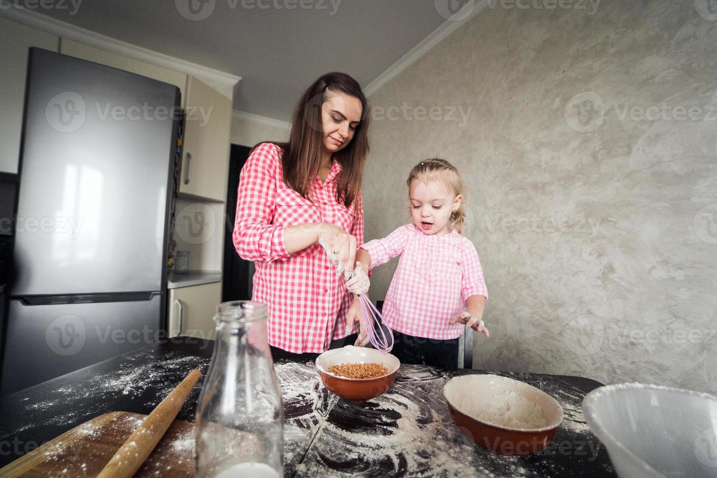 mamma e figlia insieme nel il cucina foto