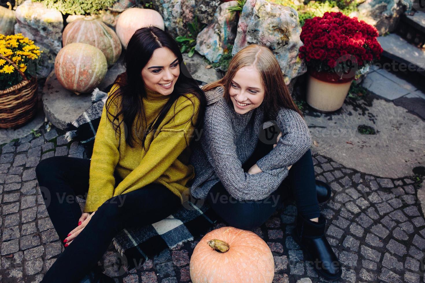 moda ragazze in posa su il strada foto