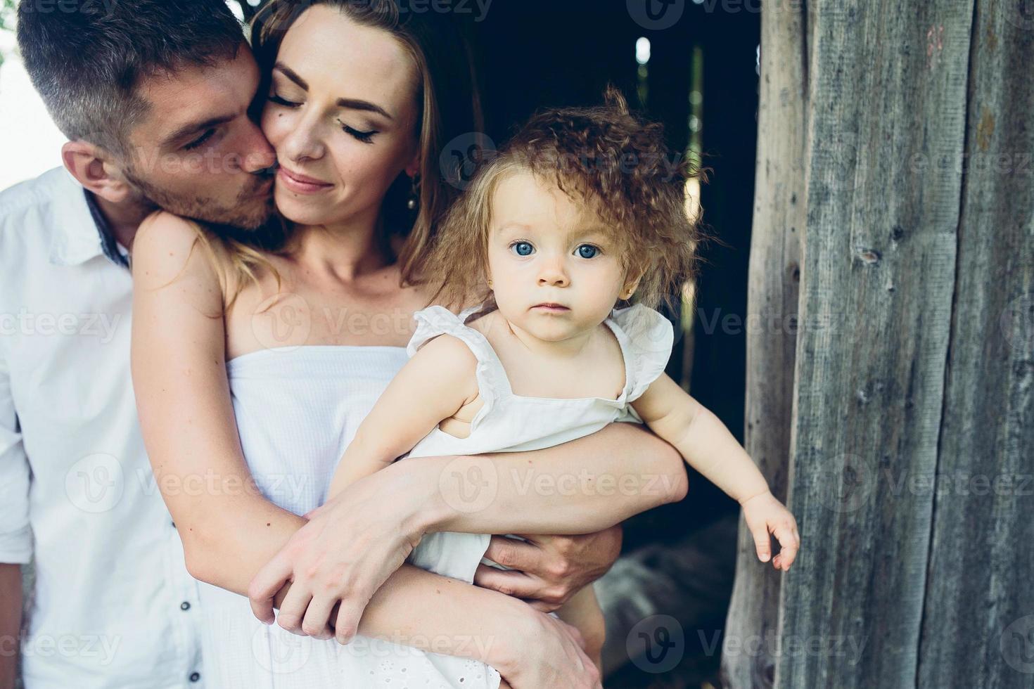 madre, padre e figlia insieme avendo divertimento foto