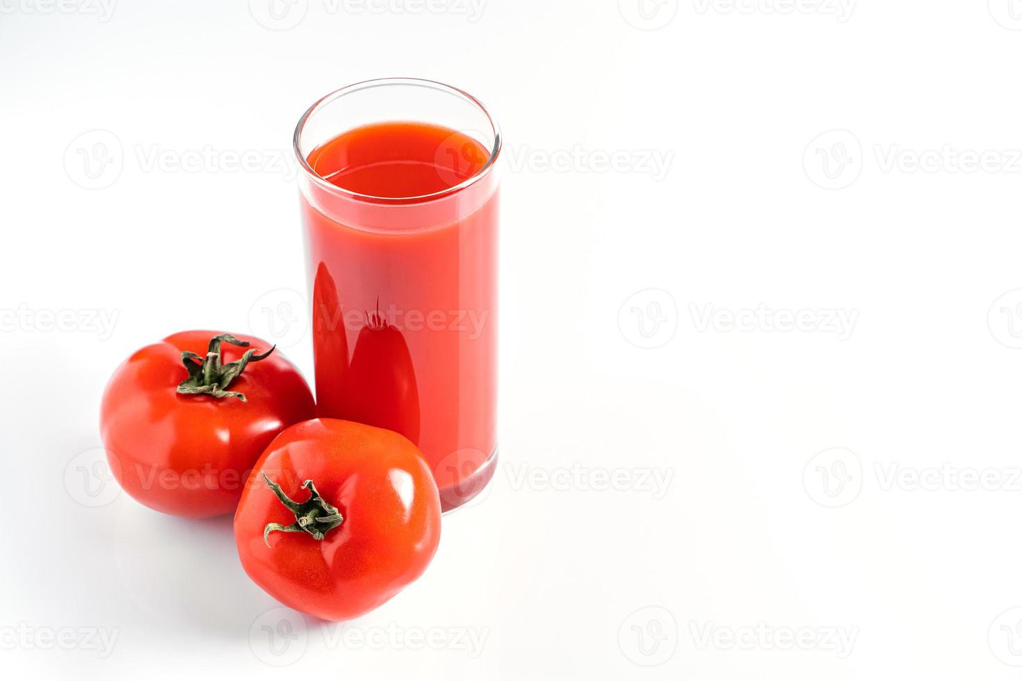 bicchiere con pomodoro succo su bianca sfondo. foto