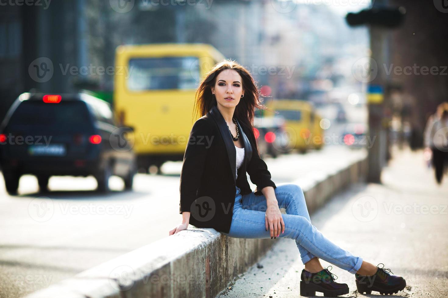 bellissimo ragazza su il sfondo di il strada foto