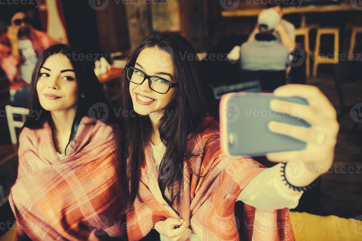 due amici intimi fanno selfie nel caffè foto