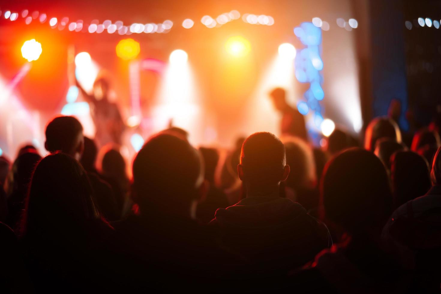 foto di molti persone godendo roccia concerto nel discoteca