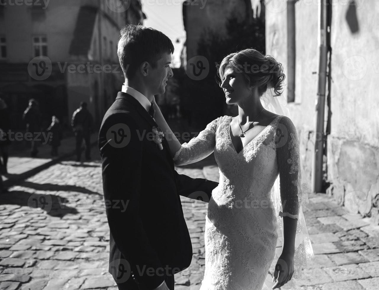 sposa e sposo in posa su il strade foto