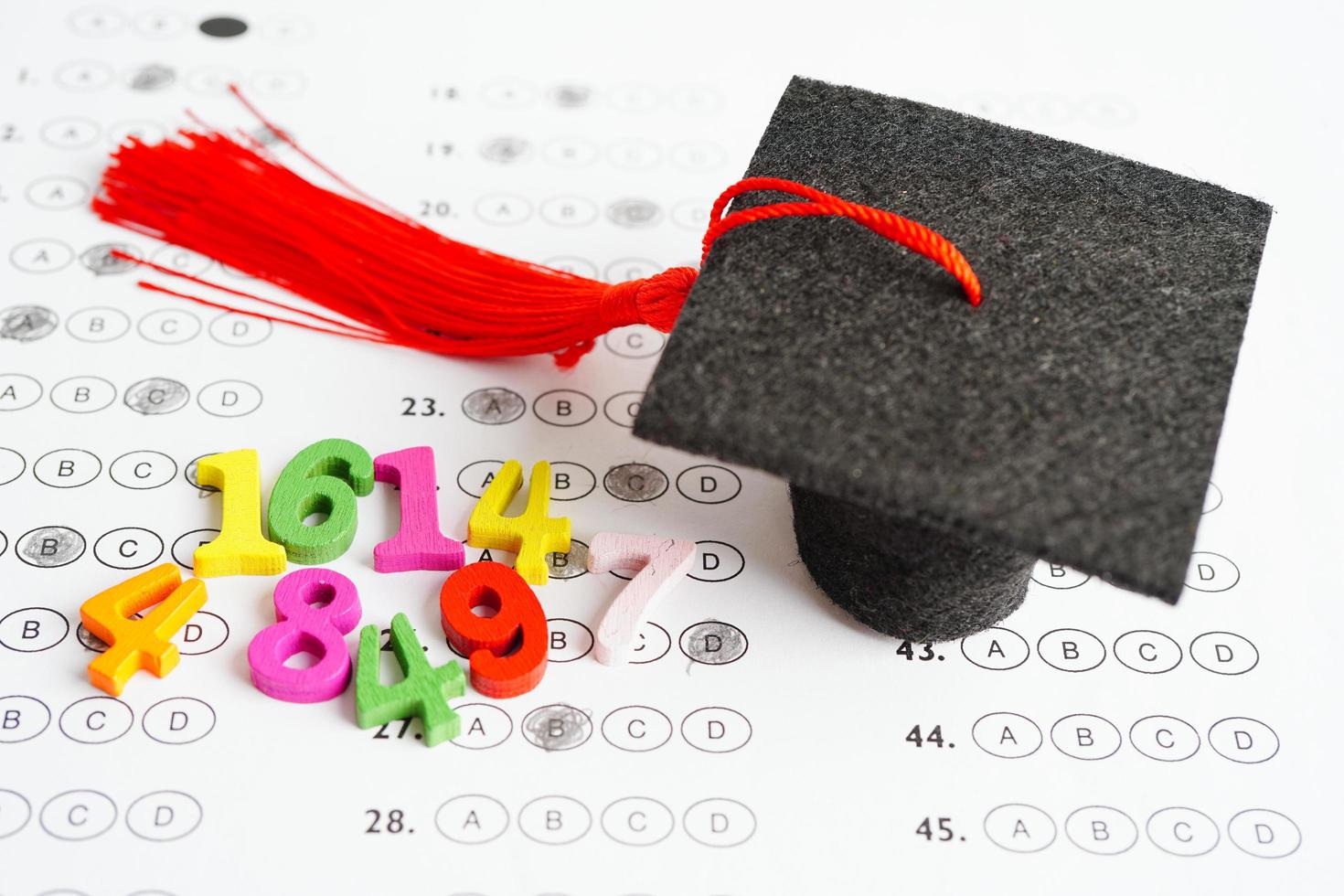 numero di matematica con cappello di laurea sul foglio delle risposte scelta del test per l'apprendimento della matematica, concetto di matematica dell'istruzione. foto