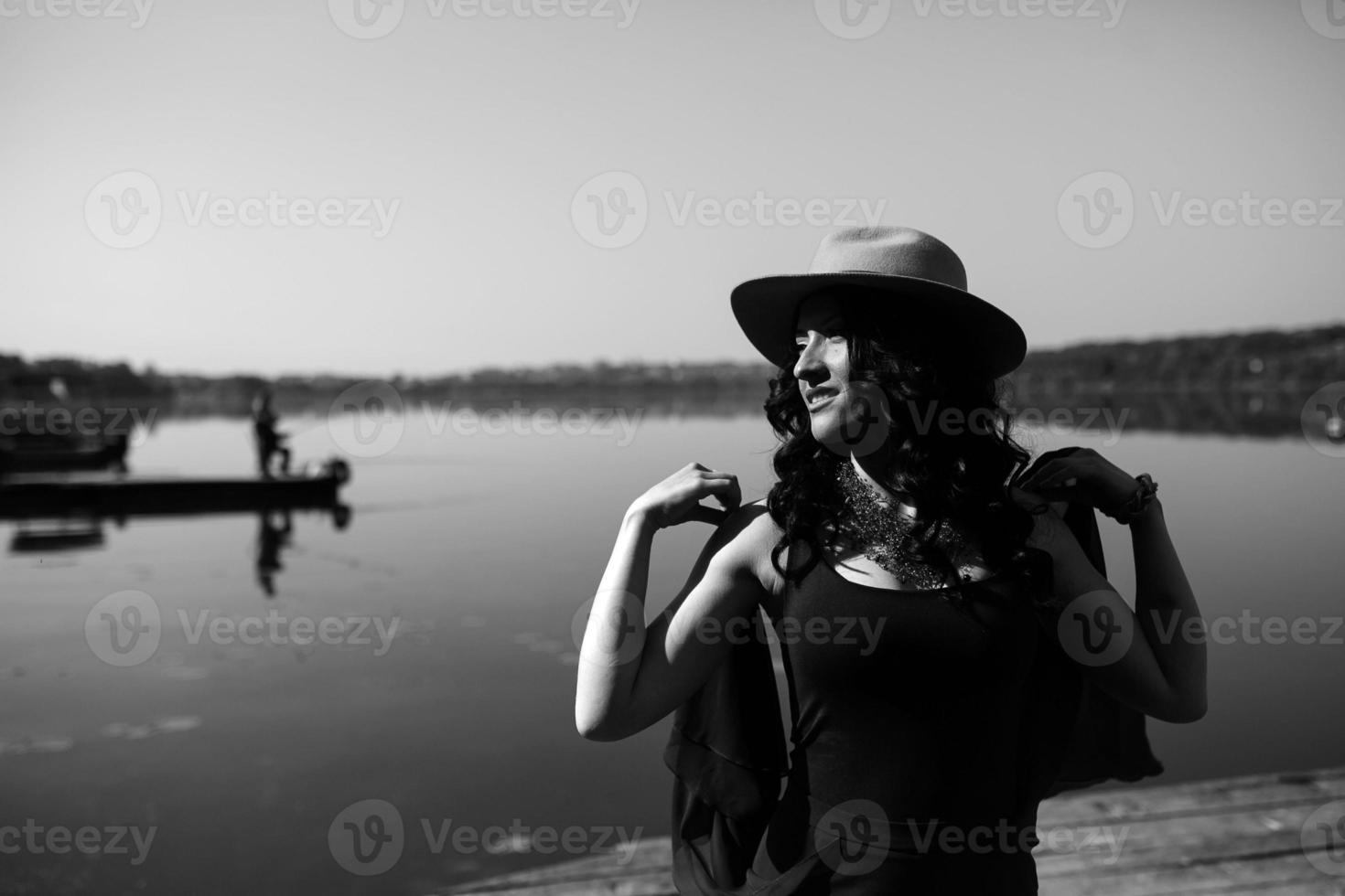 bellissimo donna nel elegante vestito e bianca cappello foto